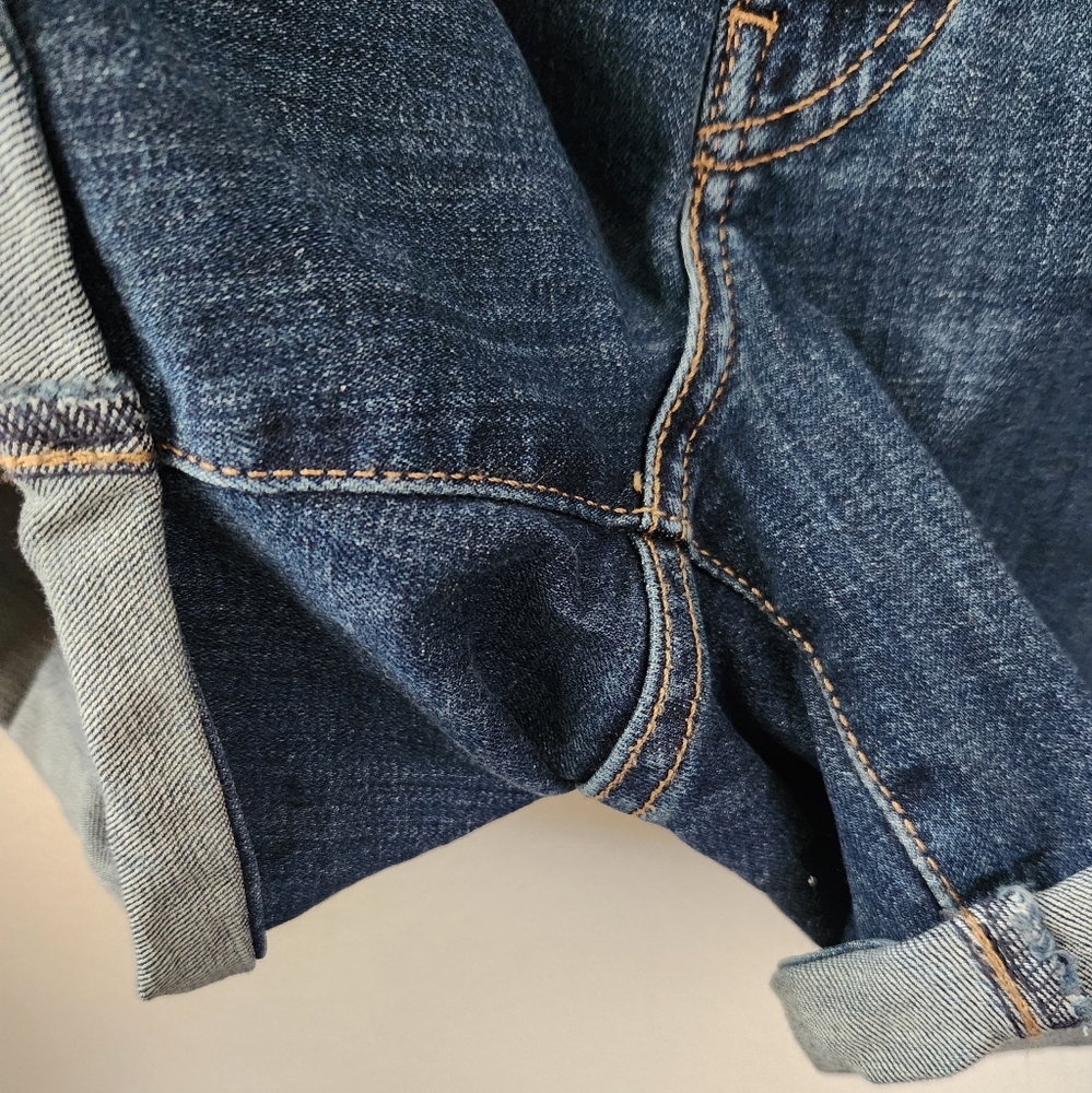 Levi's Jean Shorts Women's Mid Length Blue Medium Wash Denim 4" Size 33 NWT - Picture 4 of 10